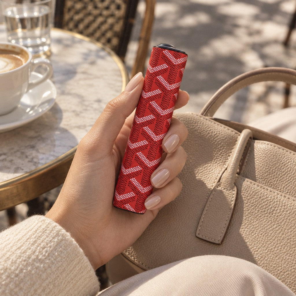 Funda Chevron roja en la mano